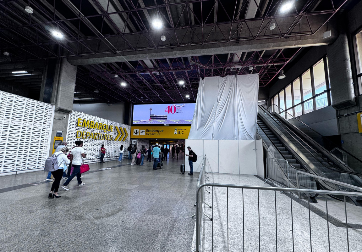 No terminal dom&eacute;stico, tapume mant&eacute;m inacess&iacute;vel a &aacute;rea de acesso &agrave; esta&ccedil;&atilde;o do People Mover | PATR&Iacute;CIA COMUNELLO/ESPECIAL/JC