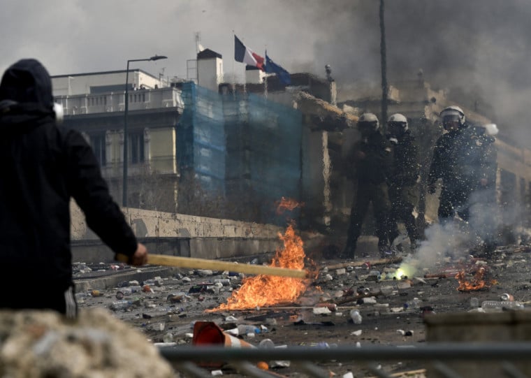 Manifestações buscam respostas sobre suposta ocultação de responsáveis por pior catástrofe ferroviária na Grécia