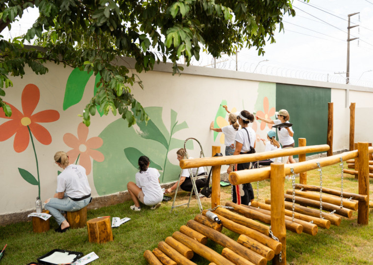 As paredes e os muros da escola foram transformados com pinturas