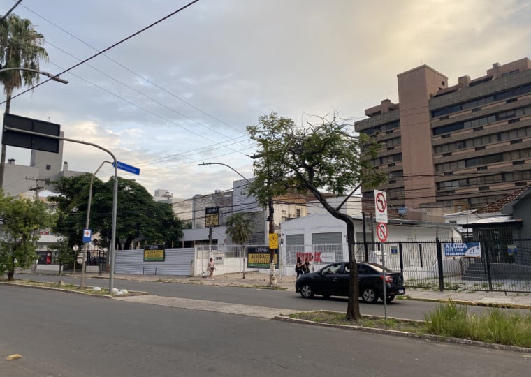 Muitos imóveis fecharam na rua José de Alencar após a enchente