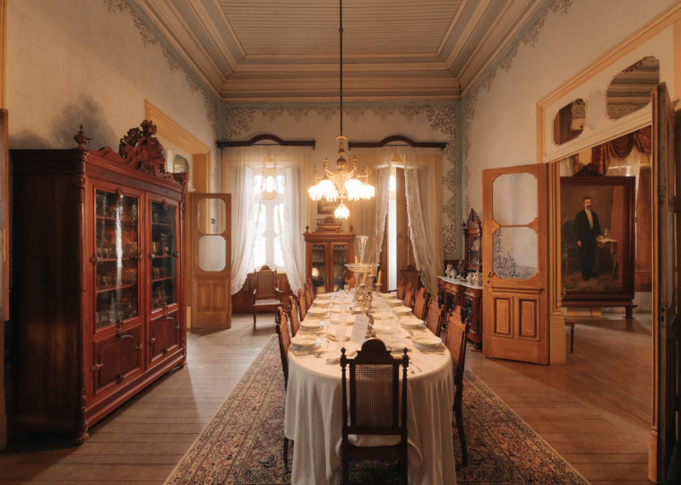 Sala de jantar foi mantida como na época em que lideranças eram reunidas para reuniões políticas 
