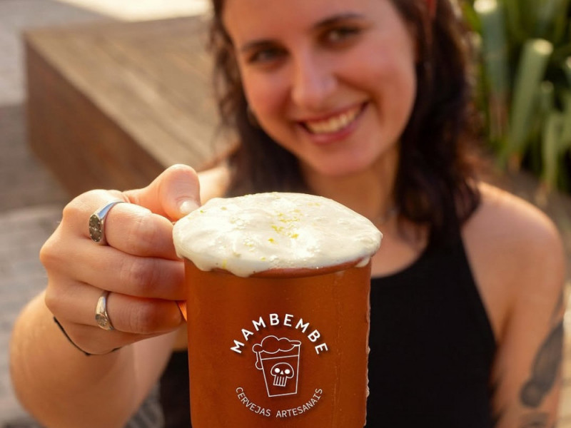 O local oferece diversos rótulos de cervejas e opções de drinks Foto: MAMBEMBE/INSTAGRAM/REPRODUÇÃO/JC