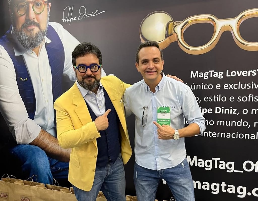 Franco (d) convidou o designer &oacute;ptico Felipe Diniz (e) para desenhar o modelo do MagTag Lovers | Reprodu&ccedil;&atilde;o/Instragram/JC