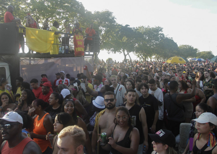 Bloco das Pretas deu partida por volta das 17h e contou com mais de 60 mil pessoas na orla do Gasômetro
