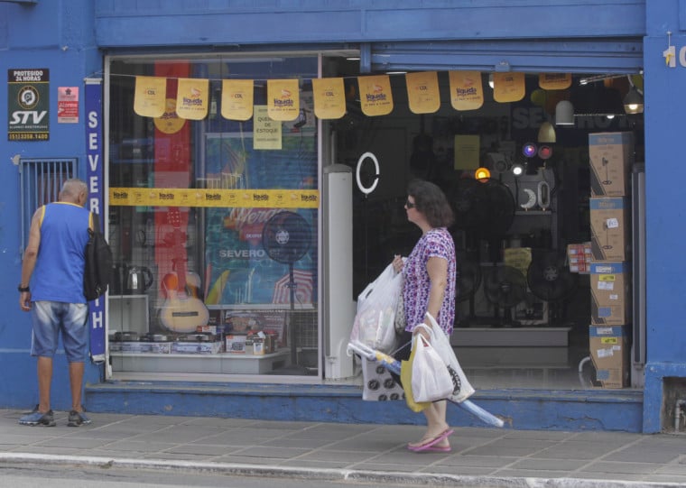 Embora altas temperaturas tenham reduzido movimento na rua, clima estimulou busca por equipamentos que minimizam o abafamento 
