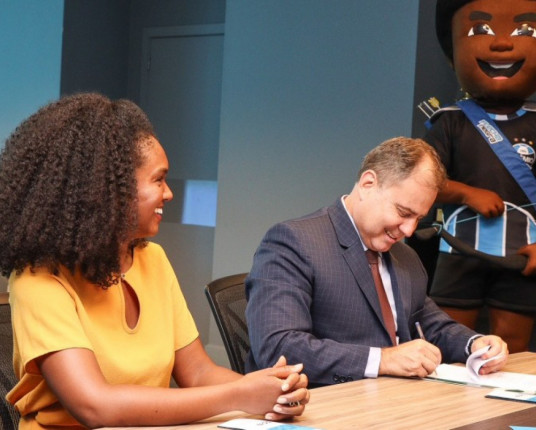 Defensoria Pública e Grêmio assinam termo para ações de combate ao racismo nos estádios