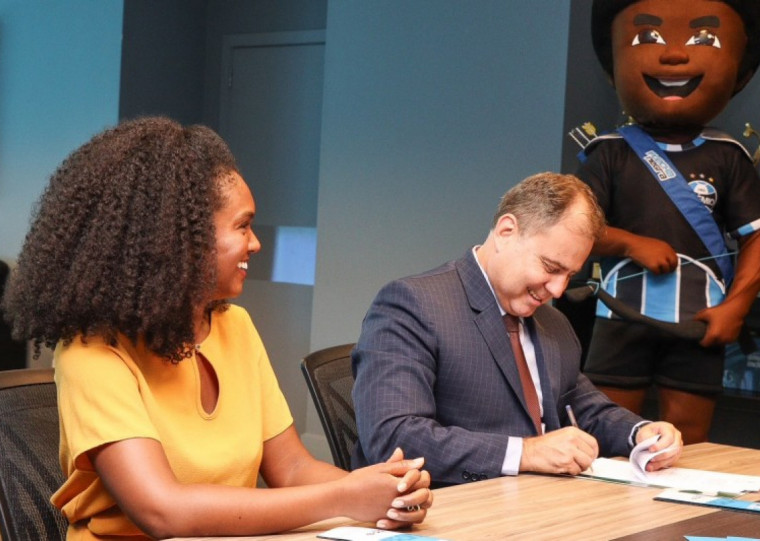 Assinatura ocorreu na última quinta-feira (27), na Arena do Grêmio