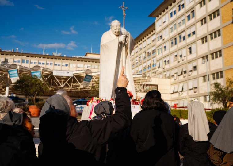 Pont&iacute;fice agrade as ora&ccedil;&otilde;es e afirmou que se sente carregado por todo povo de Deus