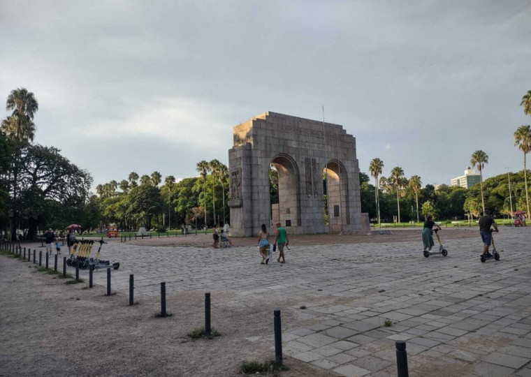 Forte calor levou as poucas pessoas que ficaram na Capital para os parques e praças neste domingo