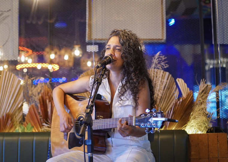 Cantora interpreta sucessos da música brasileira neste sábado
