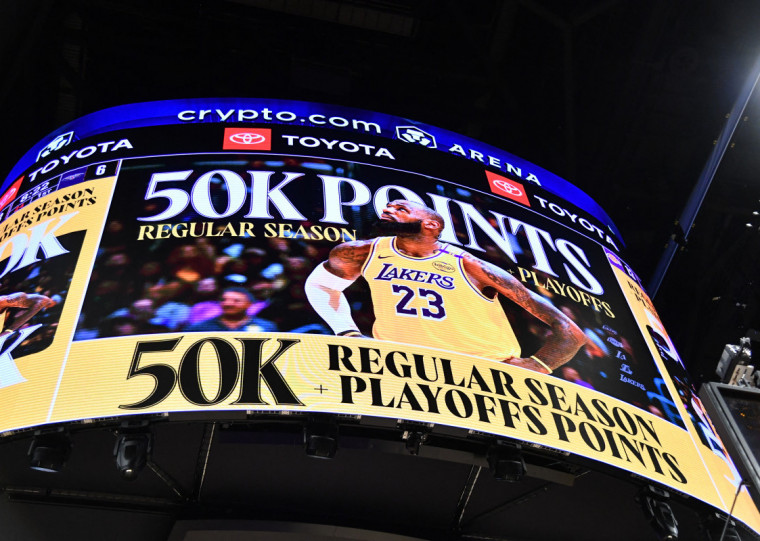 O astro atingiu o feito com uma cesta de três no inicio na vitória do Lakers sobre o Pelicans