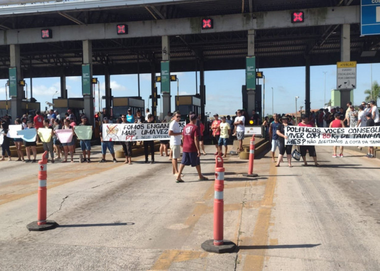 Trabalhadores se manifestam contra portaria do governo federal que limita a pesca no estuário da Lagoa dos Patos a 2.300 toneladas de tainha
