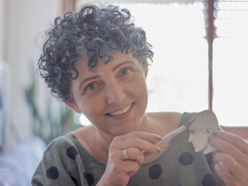 Produtora cultural Dedé Ribeiro relembra trajetória múltipla enquanto prepara exposição em Paris