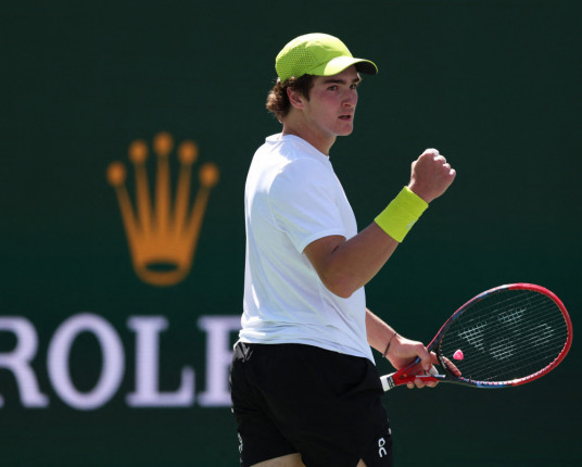 João Fonseca estreia com dura vitória sobre Fearnley em Indian Wells e desafiará 14º do mundo