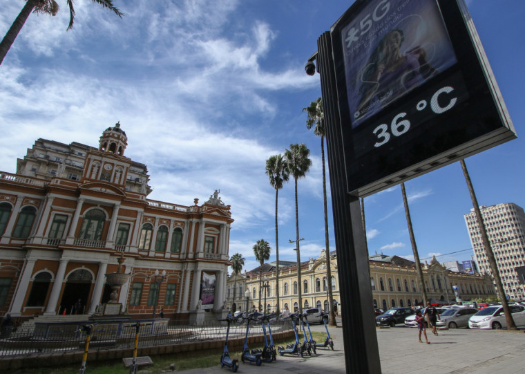Termômetros de rua registraram altas temperaturas na Praça Montevidéu, em Porto Alegre