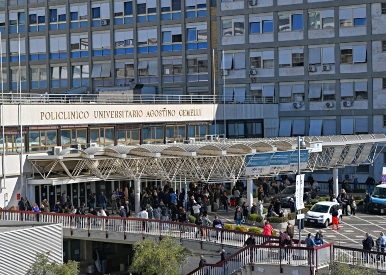 Pont&iacute;fice passa pela sua mais longa interna&ccedil;&atilde;o desde que tomou posse no Vaticano, em 2013