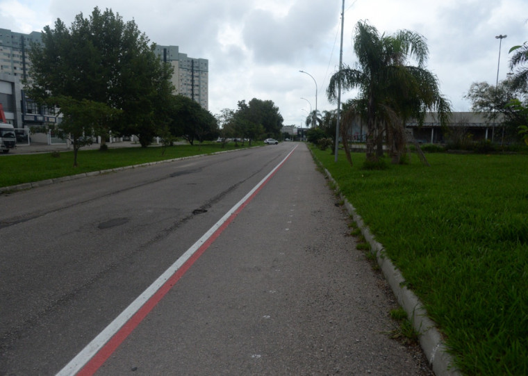 Imagem da avenida Juscelino Kubischek de Oliveira na manhã de quinta-feira passada. Obras da ciclofaixa de três quilômetros de extensão já começaram na via, com previsão de término para o fim deste mês (Fotos: Janine Tomberg)
