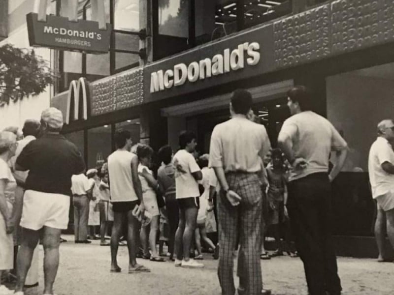 A loja da Rua da Praia, no Centro Histórico de Porto Alegre, foi a primeira do McDonald's no Rio Grande do Sul Foto: MCDONALD'S/DIVULGAÇÃO/JC