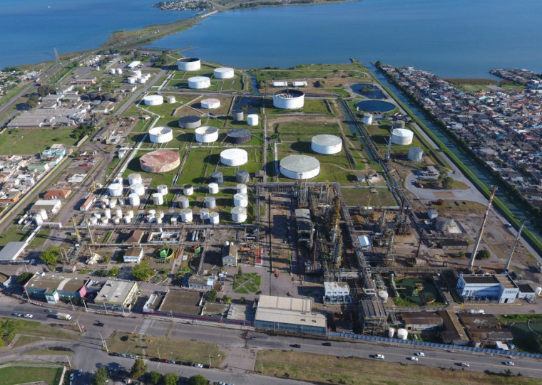 Segundo a presidente da Petrobras, até 2029 a refinaria de Rio Grande será dedicada à produção de combustíveis somente a partir de óleos vegetais | Marcos Jatahy/Divulgação/JC