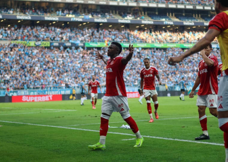 Atacante Carbonero abriu o placar na vitória colorada fora de casa