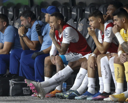 Neymar diz que sentiu lesão dois dias após passar a noite na Sapucaí