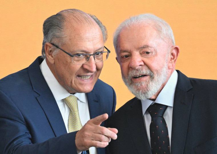  Descontada a infla&ccedil;&atilde;o, o resultado positivo &eacute; 45,5% maior que o do mesmo m&ecirc;s do ano passado, quando as contas tinham registrado super&aacute;vit de R$ 11,585 bilh&otilde;es.