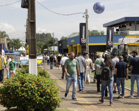 Em ano de seca e redução de crédito, Expodireto evita números sobre vendas na feira