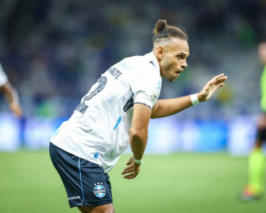 Braithwaite renova com o Grêmio até 2027: 'me sinto em casa e quero continuar ajudando'