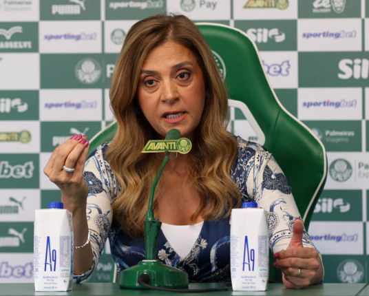Leila rebate jogadores que se opuseram ao sintético: 'Já deveriam ter parado de jogar futebol'