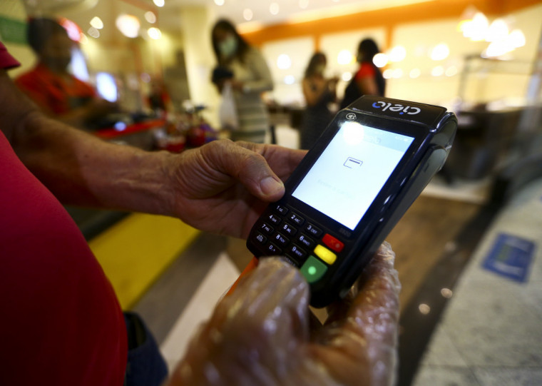 Pela primeira vez desde quando levantamento foi feito, índice ultrapassou os 30% de pessoas com dívidas