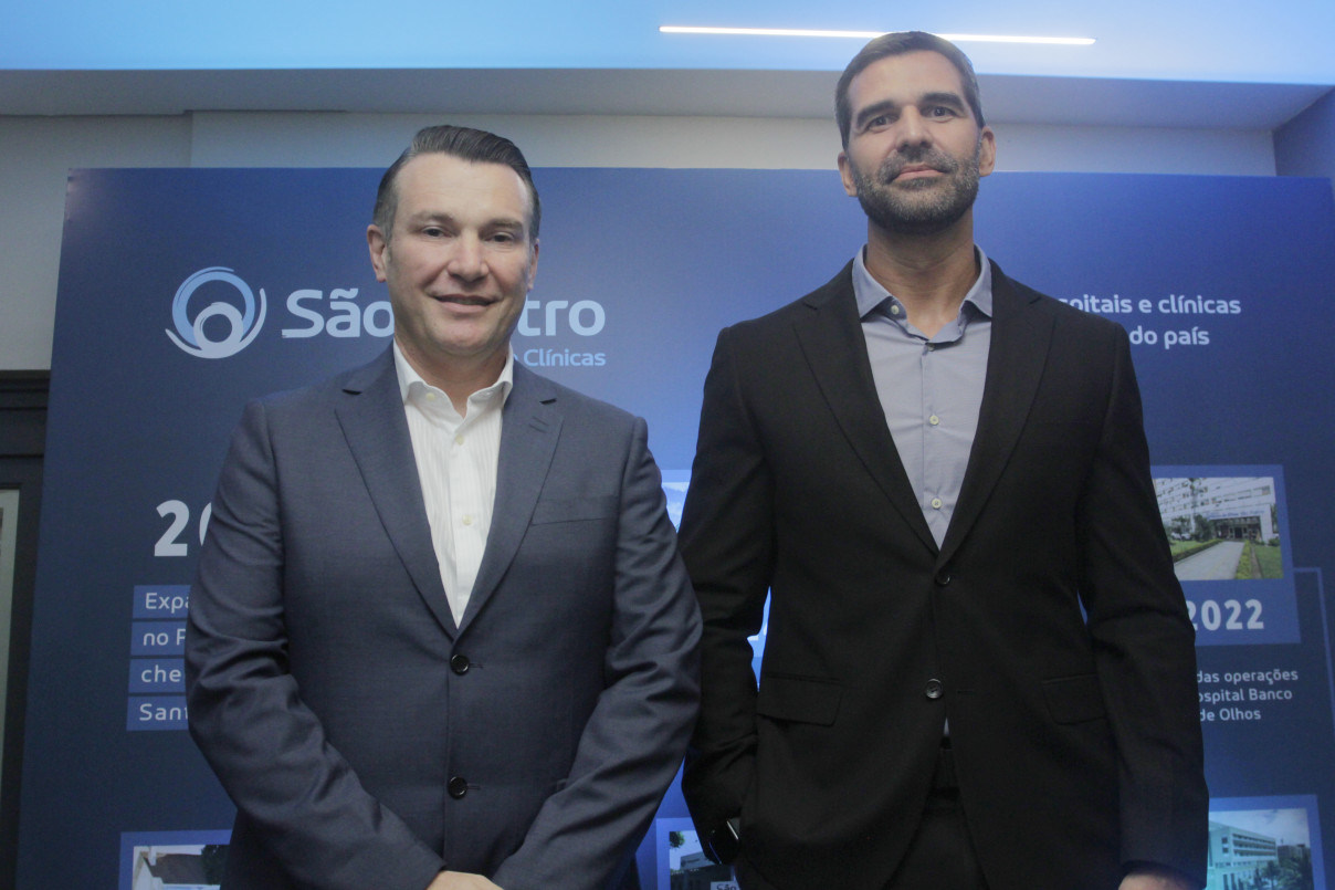 O Hospital Banco de Olhos S&atilde;o Pietro, refer&ecirc;ncia em oftalmologia no RS, e o Grupo S&atilde;o Pietro Hospitais e Cl&iacute;nicas apresentaram as melhorias realizadas nas estruturas f&iacute;sicas, equipamentos e organiza&ccedil;&atilde;o da institui&ccedil;&atilde;o, na semana passada, contando com a presen&ccedil;a de Luciano Zuffo e Daniel Giaccheri, na recep&ccedil;&atilde;o. Giovanni Jarros Tumelero,  presidente do  Jornal do Com&eacute;rcio, participou da cerim&ocirc;nia | EVANDRO OLIVEIRA/JC