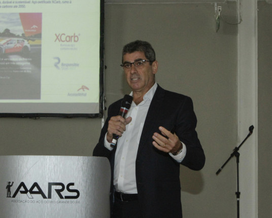 Tarifas nos EUA e importações chinesas preocupam setor nacional do aço