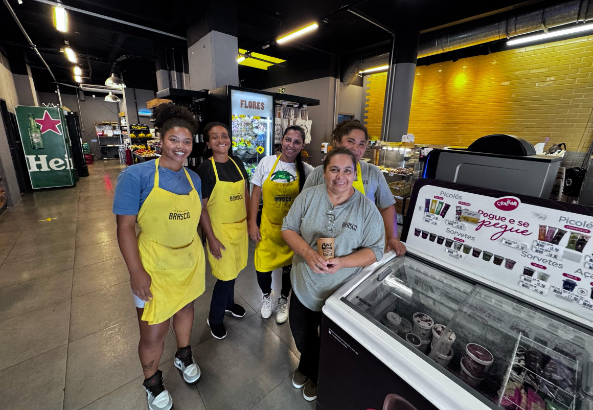 Equipe da primeira loja a ser aberta, na rua Flo&ecirc;ncio Ygartua, que ser&aacute; reformada em 2026 | PATR&Iacute;CIA COMUNELLO/ESPECIAL/JC