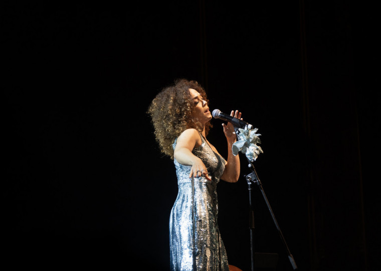 Cantora Laila Garin, que interpretou Elis Regina nas telonas, apresenta um tributo à vida e obra da artista nesta segunda-feira (17)