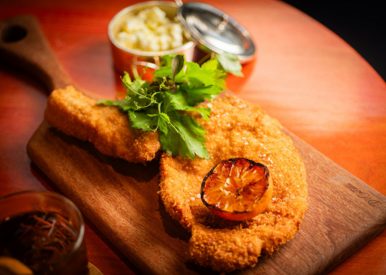 {'nm_midia_inter_thumb1':'https://www.jornaldocomercio.com/_midias/jpg/2025/03/14/206x137/1_prime_rib_de_porco_a_milanesa-11073447.jpg', 'id_midia_tipo':'2', 'id_tetag_galer':'', 'id_midia':'67d4a33fe4b83', 'cd_midia':11073456, 'ds_midia_link': 'https://www.jornaldocomercio.com/_midias/jpg/2025/03/14/760x541/1_prime_rib_de_porco_a_milanesa-11073447.jpg', 'ds_midia': 'Prime rib de porco à milanesa', 'ds_midia_credi': 'MARCOS MOREIRA/DIVULGAÇÃO/JC', 'ds_midia_titlo': 'Prime rib de porco à milanesa', 'cd_tetag': '58', 'cd_midia_w': '760', 'cd_midia_h': '541', 'align': 'Left'}