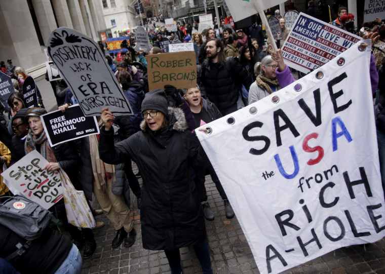 Protesto ocorrem em Nova York contra as medidas que reduzem ou fecham órgãos federais
