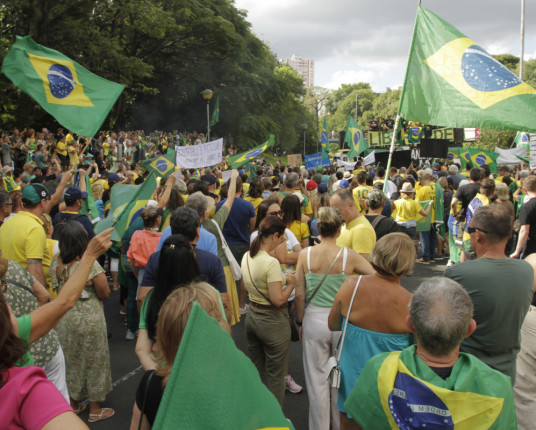 Ato em Porto Alegre faz críticas a Lula e pede anistia a 8 de janeiro