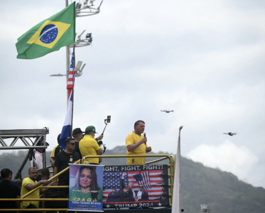 Ato de Bolsonaro reúne apoiadores em Copacabana