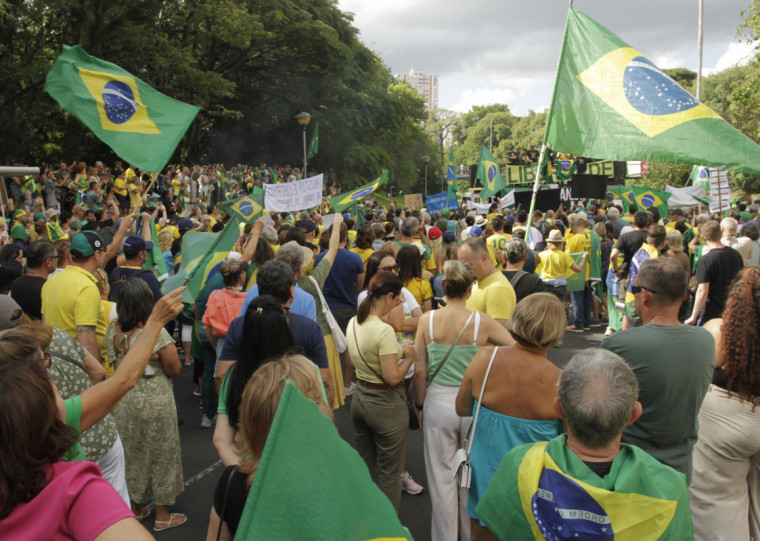 Manifestantes, vestidos em verde e amarelo, se reuniram no início da tarde deste domingo