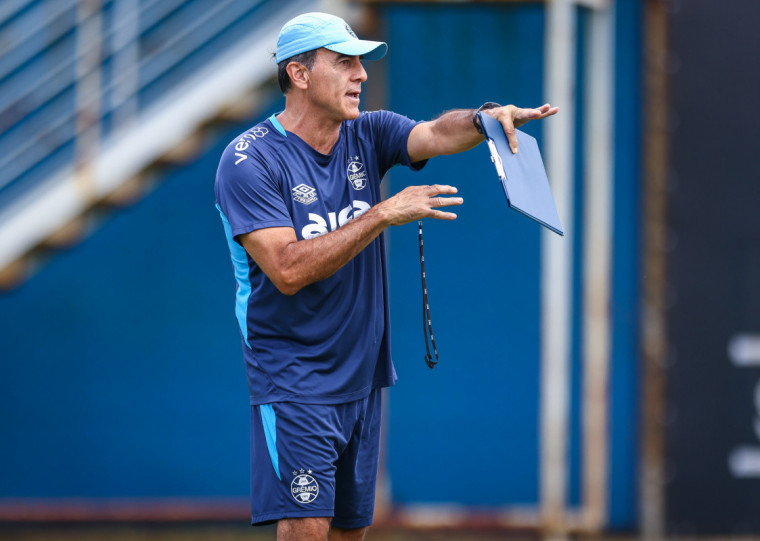Técnico argentino viu boas evoluções na equipe no clássico deste domingo 