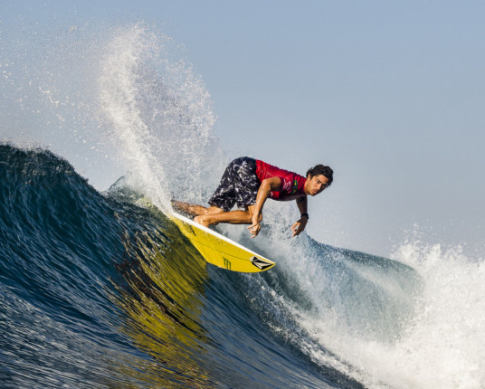 Tempestade dificulta dia de competição do Circuito Mundial de Surfe em Portugal