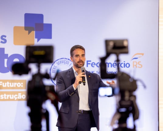 Eduardo Leite quer disputar presidência em 2026 e espera definição do PSDB