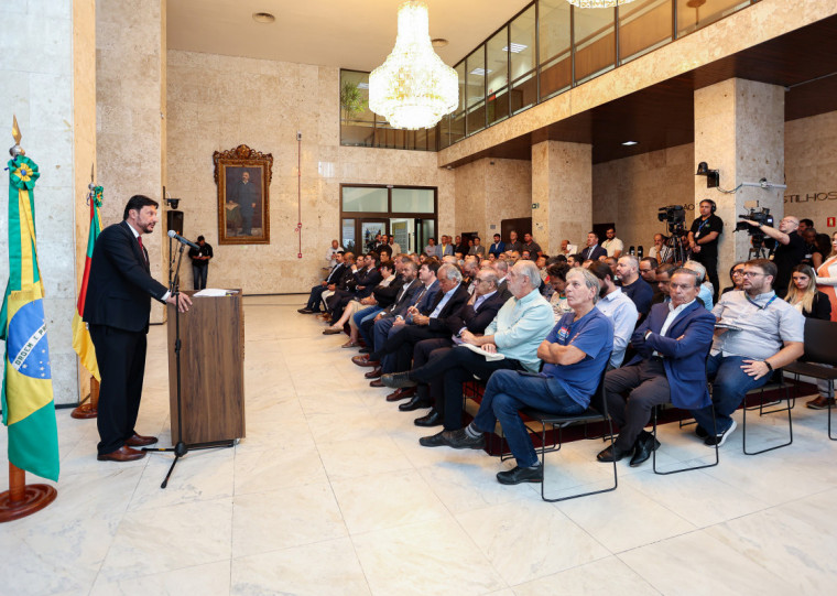 PORTO ALEGRE - RS - BRASIL - 14/03/2025: Instalação da Frente Parlamentar em defesa do Porto de Rio Grande, por iniciativa do deputado Halley Lino (PT). Salão Júlio de Castilhos. Foto: Lucas Kloss / ALRS.