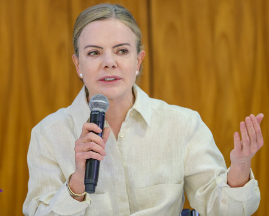 Gleisi mescla articulação no Congresso e embate com governadores