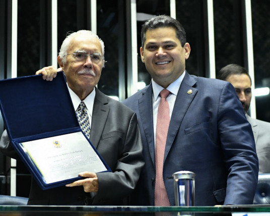 Presidente da redemocratização, Sarney é homenageado