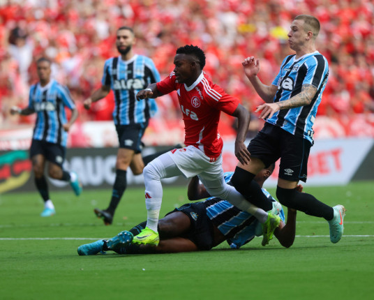 Dupla GreNal terá 18 jogos em dois meses e pausa se torna fundamental