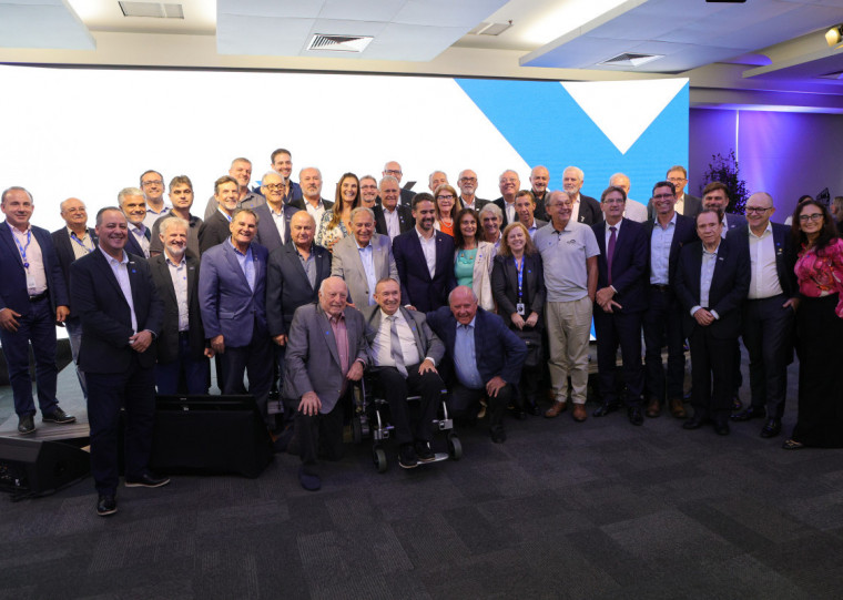 Dirigentes da Fiergs e representantes de sindicatos da indústria posaram para foto com o governador Eduardo Leite após entrega de reivindicações