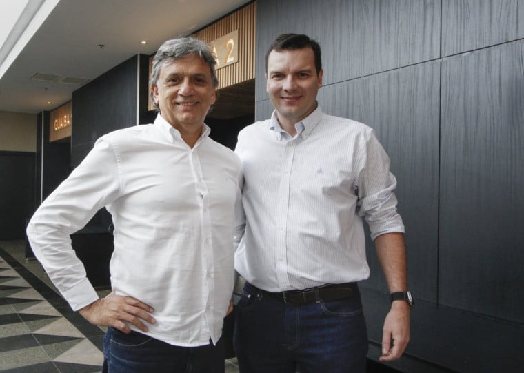 Longo (e) segue no comando até agosto; Junior assume a partir de setembro