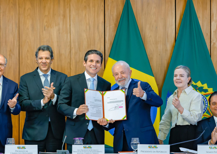 Cerimônia contou com o ministro da Fazenda e o presidente da Câmara dos Deputados