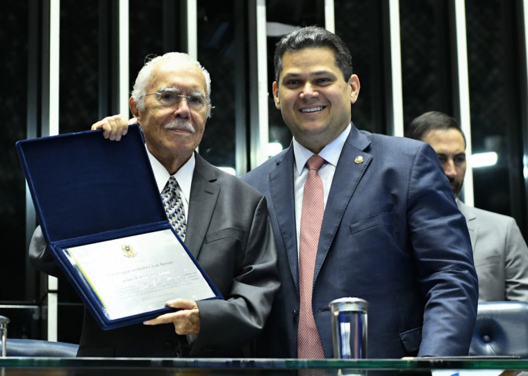 José Sarney recebeu placa comemorativa de Davi Alcolumbre 